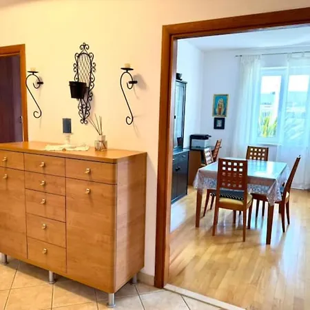New West Coast Ap - Walk To & Old Town Apartment
