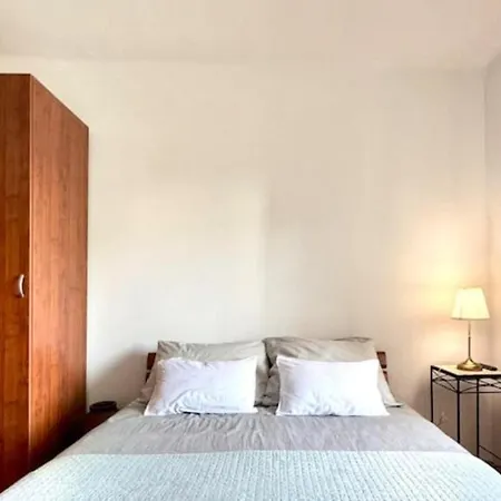 New West Coast Ap - Walk To & Old Town Apartment *