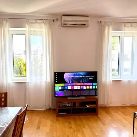 New West Coast Ap - Walk To & Old Town Apartment *